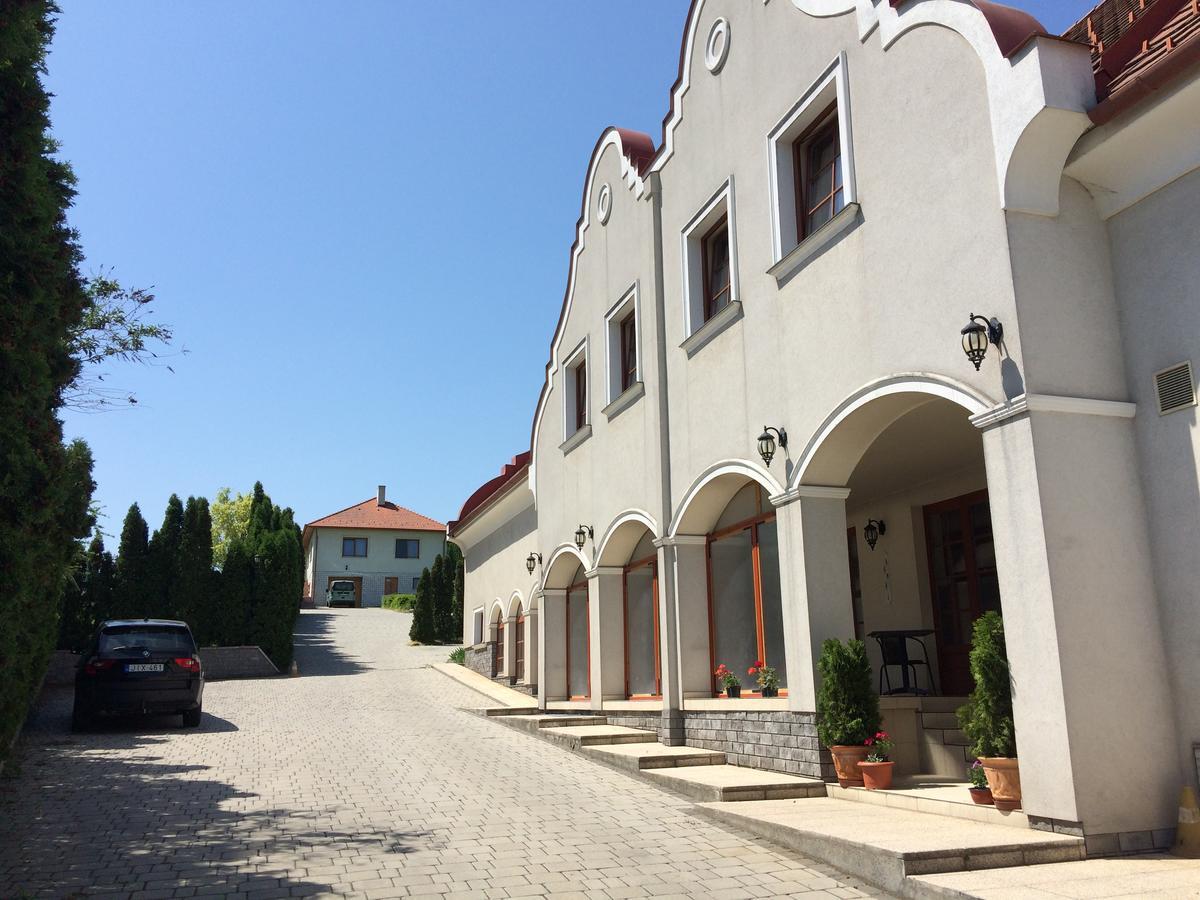 Natural Panzio Gyor Exterior photo